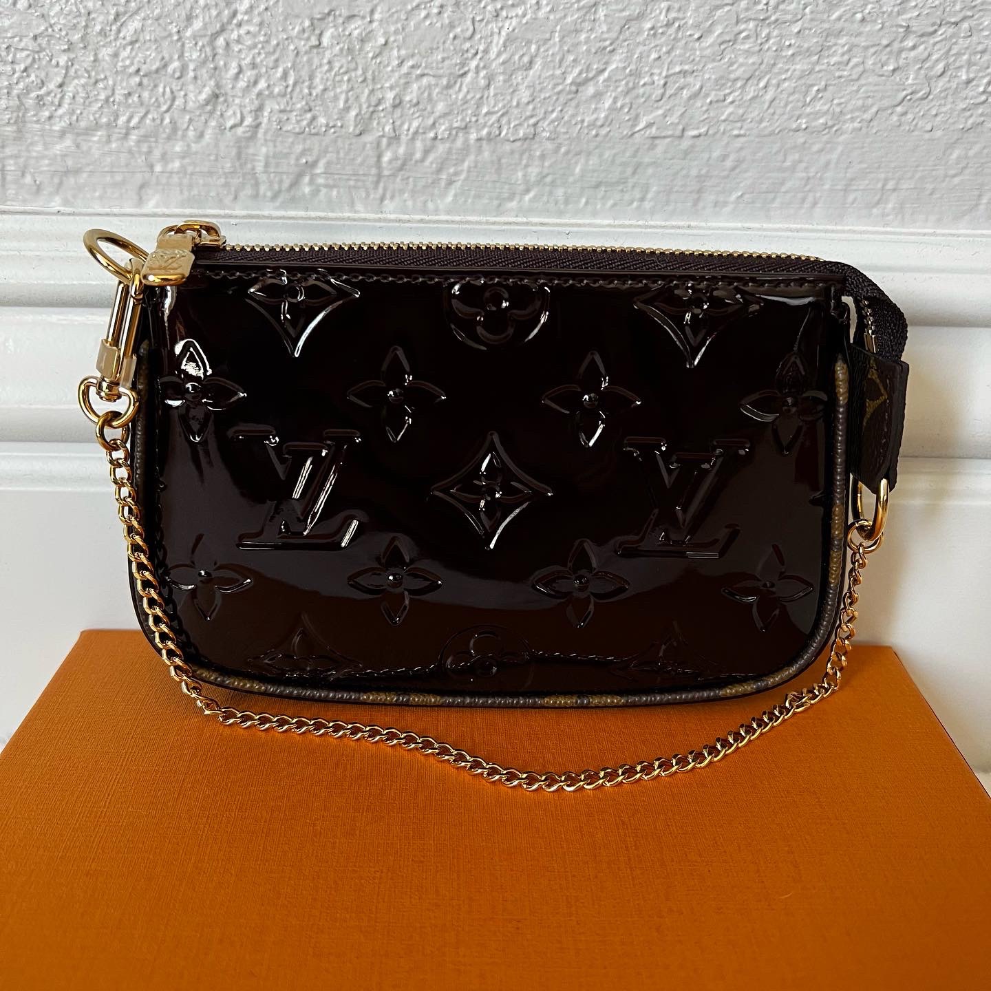 BN AUTHENTIC LV MINI POCHETTE IN VERNIS LEATHER WITH GOLD HARDWARE – Mi  Reyna Fashion Lover