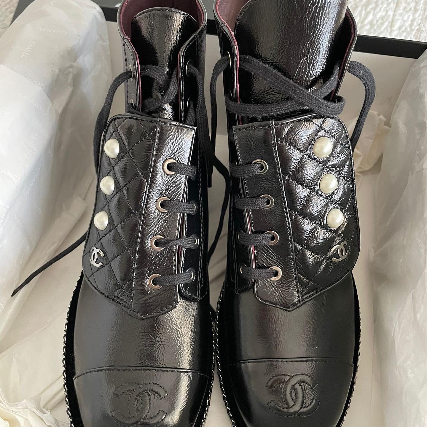 BN AUTHENTIC CHANEL COMBAT BOOTS WITH PEARLS – Mi Reyna Fashion Lover