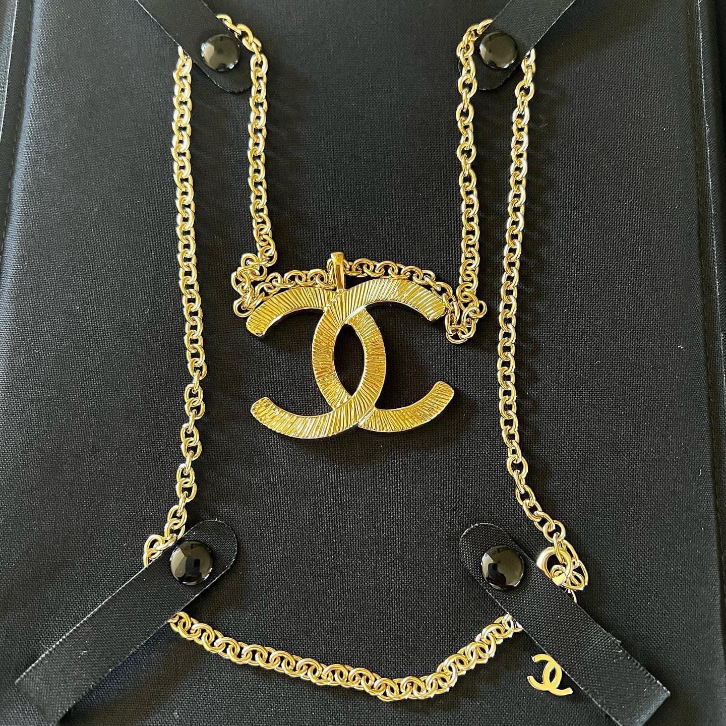 BN AUTHENTIC CHANEL ADJUSTABLE NECKLACE IN GOLD HARDWARE – Mi